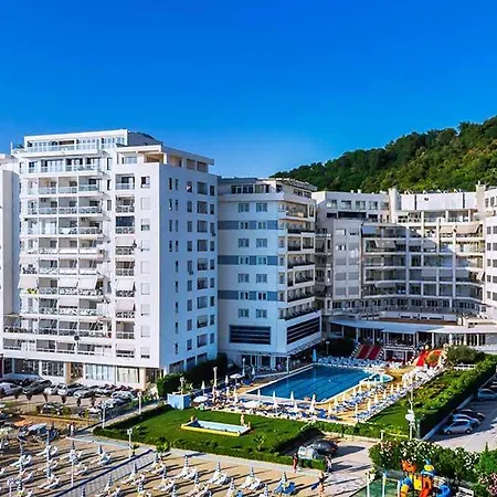 1+1 In Front Of The * Durrës